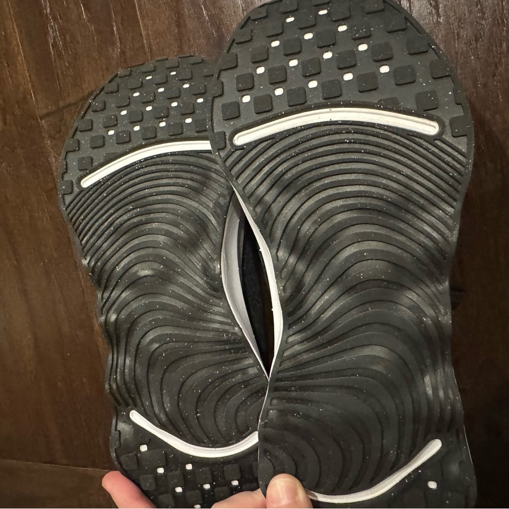 Nike women’s motiva size 9 sneakers - Picture 4 of 4